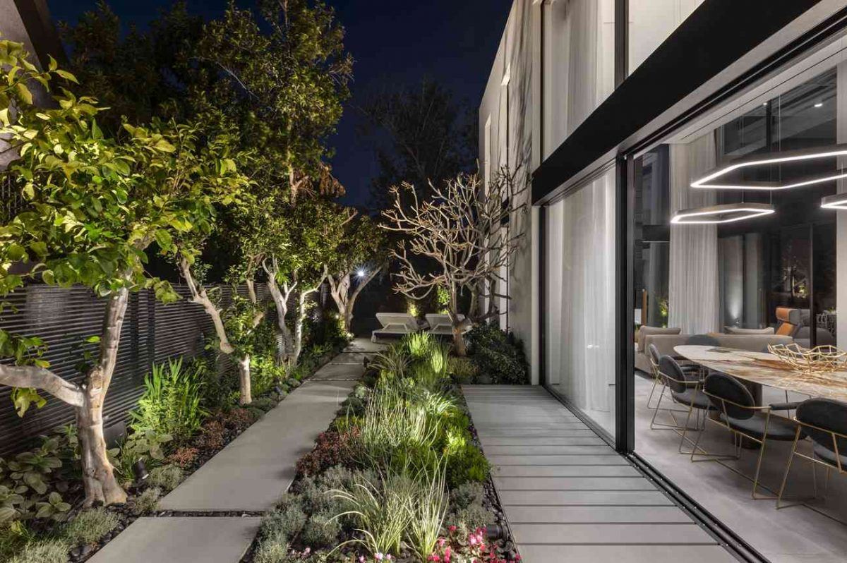 Simoene Architects Ltd – Central Israel תאורה אדריכלית על גינת הבית נעשתה על ידי קמחי דורי